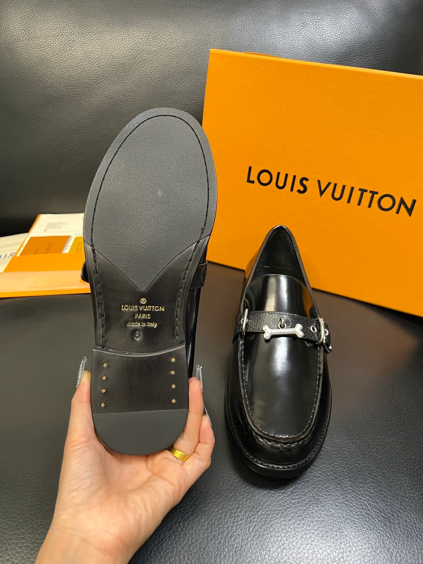Men's shoes 💰920 Lv high quality top crafts Louis Vuitton leather shoes counter synchronized with original factory configuration, uppers imported from Italy, imported water-dyed cowhide lining, soles: original genuine leather soles specially provided by the original factory, original factory and single goods, welcome to compare, code number 39-44 (customized 38 45 46)